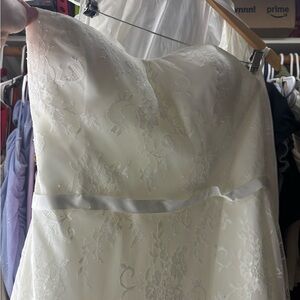 Elegant Cream Lace Wedding Dress